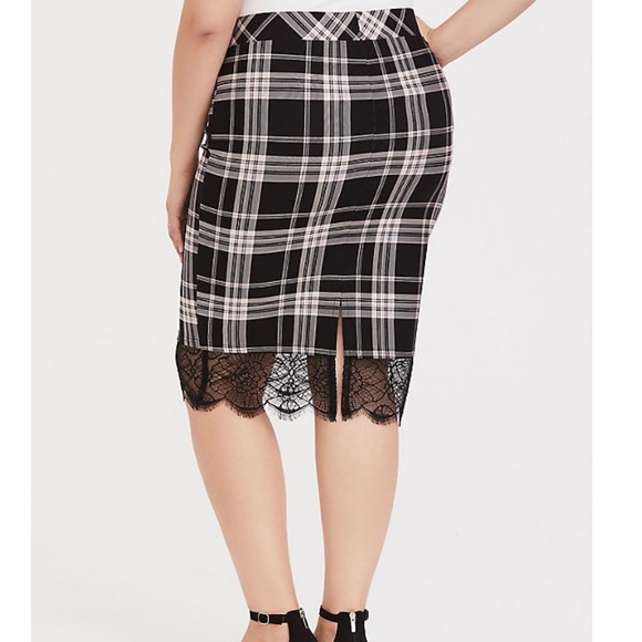 🆕 Torrid black plaid & lace ponte pencil skirt 2 - Picture 3 of 7